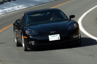 タイヤサイズは、前後とも1インチアップ。フロントが245/40ZR18、リアは285/35ZR19インチを履く。パンクしても一定速度で走れる「エクステンディッド・モビリティ・タイヤ」だ。日本仕様はブレーキが強化され、全車がハイパフォーマンス版「Z51」（未導入）と同じ、大径ドリルドローターを標準装備する。