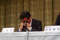 現場でチームを率いてきた山科専務は「ただただ、残念。がんばってきたみんなのことを思うと……」会見の場で、何度も涙をぬぐった。
F1については、これで完全撤退。チームを売却したり、エンジンを他チームに供給することはないという。