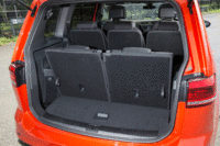 ラゲッジスペースの仕様は他のグレードと共通。2列目、3列目シートに加え、助手席の背もたれにも可倒機構が備わる。（写真をクリックすると、シートの倒れる様子が見られます）