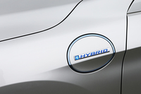 「アコード プラグインハイブリッド」は、Aピラーの根元に外部充電口を完備。急速充電には対応していないが、AC200V電源を使えば、約90分で満充電にできる。
    