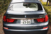 荷室へのアクセス方法は2通り。写真は小さく開いたときのもの。
	クリックすると大きく開くときの様子とともに、シートアレンジによる荷室の変化が見られます。