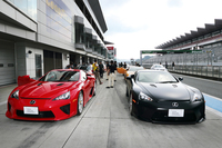 「LEXUS AMAZING EXPERIENCE ドライビングレッスン」のひとこま。このイベントでは、参加者自身によるスーパースポーツ「LFA」のサーキット走行（写真）が目玉となっている。
    