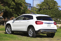 リアビュー。バンパー下部に装着されたアンダーガードが、SUVらしい個性を主張する。