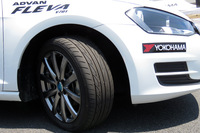 「フォルクスワーゲン・ゴルフ」に装着された「ヨコハマ・アドバン フレバV701」。