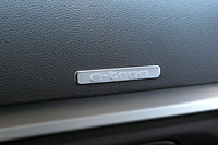 ダッシュボードの助手席側に貼られた「e-tron」のプレート。