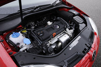 20.4kgmの最大トルクを1500-4000rpmで発生するというスペックは、ドライブ中に感じる扱いやすさで体感できる。1250rpmですでに最大トルクの80％を発生しているという。1.4リッターTSIのツインチャージャー版に較べると、エンジン単体で14kgもの軽量化が図られていることも特筆すべき。