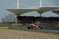 スタートでクビアトにインを取られたベッテル（写真）は、アウト側で並走していたキミ・ライコネンと接触、チームメイトをはじき出してしまい、フェラーリは早々に2台そろって順位を落としてしまった。最終的にベッテルは2位、ライコネンは5位まで挽回。レース後クビアトはベッテルからお小言をもらっていた。（Photo=Ferrari）