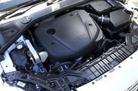 1750rpmの低回転から40.8kgmの大トルクを発生する、ボルボのディーゼル「D4」ユニット。
    