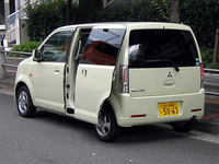 新型eKワゴン／eKスポーツ。基本的には先代からのキャリーオーバーだが、左リアドアを電動スライドドアとしたのが特徴。