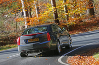 あらゆる操作に対してレスポンスが正確。安心して攻め込めるクルマに仕上がっていた。また、衝突被害軽減ブレーキや車線逸脱警告機能を始め、最新の安全装備を数多く搭載するのも「ATS」の特徴だ。