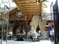 チロル度数120％のインテリア。頭上には橋が。