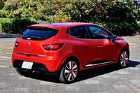 「インテンス」と「ゼン」の1.2リッターについては価格体系が見直され、今回からメタリック塗装代（3万2400円）が別途必要になった。試乗車のボディーカラーは「ルージュ・フラム・メタリック」。