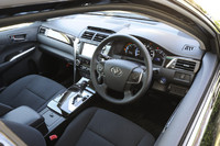 運転席まわりのデザインは先代から大きく変わるものではないが、インストゥルメントパネル表面にソフトな素材が用いられるなど、質感の向上が図られた。