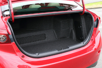 ハイブリッドモデルでは、リアアクスル上に走行用のニッケル水素バッテリーを置くために、トランクスルー機構は備わらない。また、トランク容量が312リッター（非ハイブリッドのセダンは419リッター）に制限される。