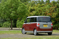 ボディーカラーは全17色。ツートーン仕様はラッピングではなく、塗料の塗り分けにより仕立てられている。