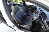 オプションのレザーシート仕様。フロントシートには、パワーランバーサポートとシートヒーターが備わり、運転席は、8ウェイパワーシートとなる。