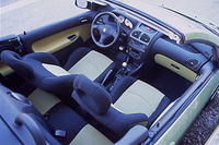 インテリアには、「アンドラ」ファブリックと黒の平織りのコンビネーション、それにレザーの2種類のトリムが用意される。CCの着座位置は、ノーマル206と比較して、25mm低くされた。助手席には、ISOFIX対応チャイルドシート取り付け用のアンカーが組み込まれる。