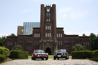 安田講堂をバックに従えた東大／関東工大校チームの1973年式「トヨタ・スプリンタートレノ」（右）。左はゲストとして招かれた、やはり今年のヒストリック・モンテに日本から参戦した池内敏正／森川オサム組の1972年式「ダットサン240Z」。