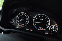 メーターは左が速度計、右がエンジン回転計。
    