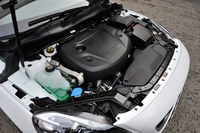 最高出力190ps、最大トルク40.8kgmを発生する2リッターディーゼルターボエンジン。テスト車は「ポールスター・パフォーマンス・パッケージ」の装着により、最高出力が200psに、最大トルクが44.9kgmに高められていた。