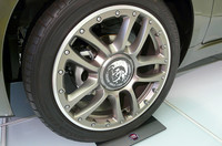 「モヒカン」のロゴ入りアロイホイール。