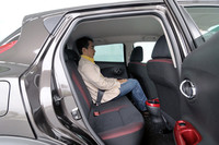 身長182cmのリポーターがリアシートに座ると、ごらんのとおり。リアドア開口部の下方を広めにとるなど、乗降性への配慮もアピールされる。