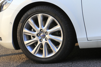 10スポークの17インチアルミホイール。2015年モデルではリム幅が狭められ、取り回し性が向上している。