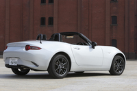 足まわりの仕様はリアスタビライザーの有無を除くと基本的に全車共通。「タイヤに頼って曲がるのはだめ。きちんとサスペンションをストロークさせて、車体をロールさせながら曲がるようにした」とのこと。
    