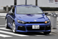 「シロッコR」には走行性能を高める機能として、スポーツサスペンションや可変ダンピングシステムのDCC（アダプティブシャシーコントロール）などが備わる。