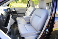 フィット感とホールド性に配慮して開発されたという新形状のフロントシート。標準車のシート表皮はジャージとなる。