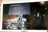 「モデルX」の発表会は、テスラのデザインスタジオ（米国カリフォルニア州）で行われ、その様子は写真のようにインターネットを通じて東京でも同時中継された。