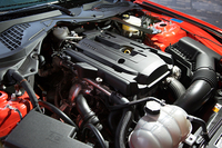 フォード初のツインスクロールターボを採用した、2.3リッター直4直噴ターボエンジン。「マスタング」と直4ターボの組み合わせは今回が初ではなく、1979年から1993年に販売された3代目のモデルに前例がある。
    