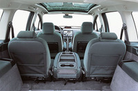 ガラスサンルーフのおかげで、車内は明るい。