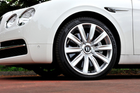 ホイールサイズは19インチが標準。テスト車にはオプションの21インチ（タイヤサイズは275/35ZR21）が装着されていた。