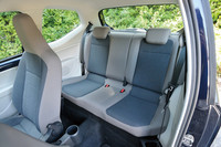 後席は実用的だが、空間的な余裕は少ない。シート座面は前後に短く、背もたれは立ち気味。「（物理的に）大の大人」はツラかろう。写真は2ドアモデルのもの。後席側面の窓は、2ドアモデルがはめ殺し、4ドアは上下巻き上げ式ではなく、後端を外に押し出して空気の出入り口をつくるタイプとなる。乗車定員はいずれも4人だ。