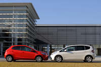 いざ、にらみ合い。寸法上は全高以外ほとんど差がないが、その形状は大きく異なる。