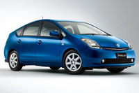 「トヨタ・プリウス」は、初代が1997年、現行型の2代目は2003年にデビュー。2004年には北米カー・オブ・ザ・イヤーを受賞した。
なお、トヨタのハイブリッド車生産台数は2007年5月、国内外合わせて累計100万台を突破した。
（写真＝トヨタ自動車）
