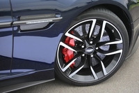 ホイールサイズは20インチ。ブレーキはCCM（カーボン・セラミック・マトリックス）。