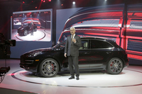 「マカン」は2013年11月のロサンゼルスオートショーでワールドプレミア（世界初公開）を飾った。
    