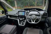 運転席まわりの様子。良好な視界を確保すべく、天地に薄いメーターパネルや細身のAピラーが採用されている。