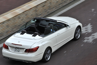 「E250カブリオレ」は、マイナーチェンジを機に「Eクラスカブリオレ」に設定された新グレード。同車の現行モデルでは初の4気筒エンジン搭載車となる。