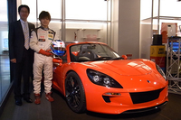 グリーンロードモータースの小間裕康社長（写真左）と、テストドライバーを務める白石勇樹氏。