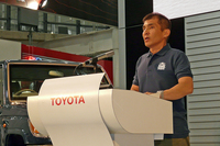 発表会で登壇する小鑓さん。
    