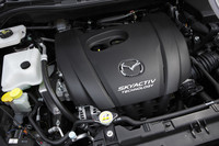 今回、新たに採用された直噴ガソリンエンジンの「SKYACTIV-G 2.0」。すべての仕様がこのエンジンに変更されたわけではなく、廉価グレードの「20CS」や4WD車には従来と同じエンジンが搭載される。
