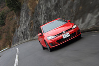 DSG仕様と同じく、MT仕様にも状況に応じてギアレシオが変化する「プログレッシブステアリング」や、電子制御ディファレンシャルロックなどが装備される。