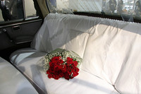 納車時の様子を再現すべく、リアシートには赤いバラが。リアパーセルシェルフに見える透明のダクトは、トランクタイプクーラーの吹き出し口。