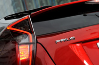 ライン状に光る特徴的なテールランプと、テールゲートに施された「PRIUS」のロゴ。