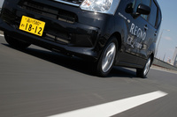 「GRレジェーラ」はブリヂストンのスタンダードタイヤ「エコピアEX20C」より静粛性や操縦安定性能が高められているほか、トレッド面全体を均一な接地圧で路面に接地させることで、耐摩耗性能も向上させているという。