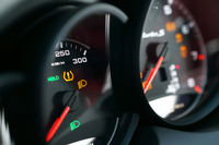 「911」などと同じ5連メーター。300km/hまで刻まれたスピードメーターが、クルマの性格を物語る。
    