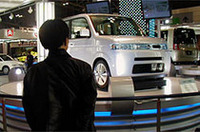 「シンプルであることの美しさを追求したパーソナルカー」というw.i.cは、ホイールベース2360mm、全長3395×全幅1475×全高1615mmというサイズ。
	
	 